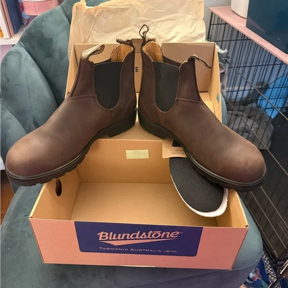 Blundstone Dark Brown Chelsea Boots - Picture 2 of 8